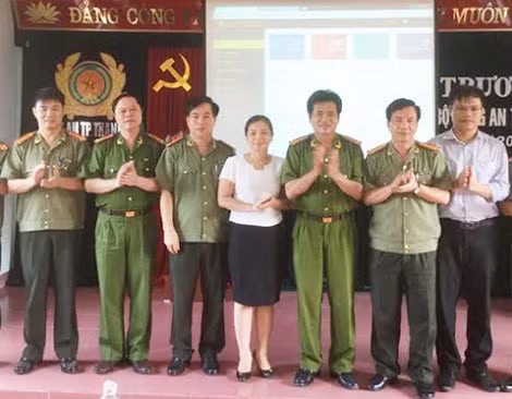 Đại tá Đào Đức Minh, Phó giám đốc Công an tỉnh và các đại biểu chứng kiến khai trương trương cổng thông tin điện tử nội bộ của Công an TP Thanh Hóa.