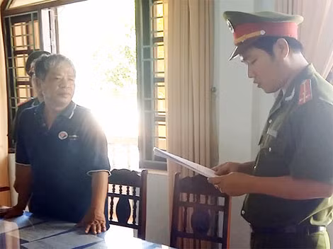 Cơ quan CSĐT Công an Quảng Nam thực hiện lệnh bắt giam ông Đào Văn Linh.