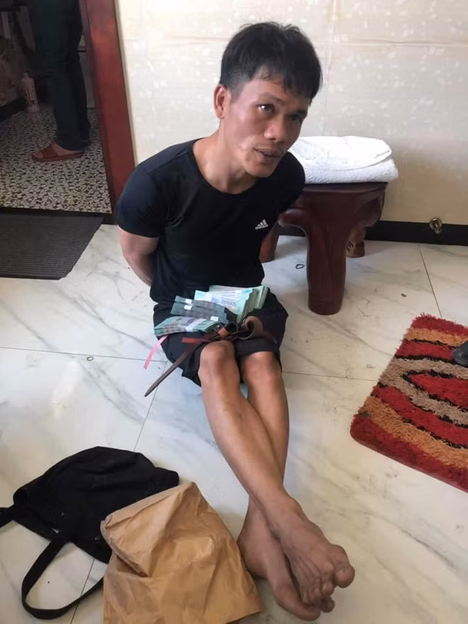 Hồ Đức Thiện khi bị bắt giữ. Hồ Đức Thiện khi bị bắt giữ.