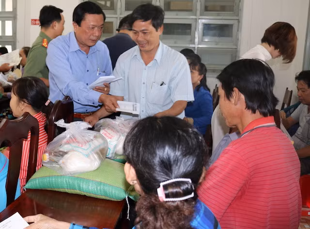 Những phần quà tết được trao tận tay người dân.