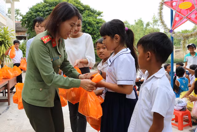 Đoàn thanh niên Công an tỉnh trao quà cho các em học sinh nghèo.