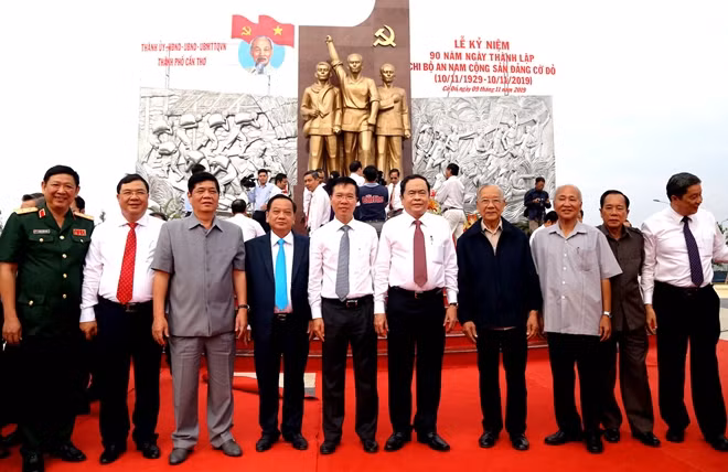 Các đồng chí lãnh đạo, đại biểu dự lễ chụp ảnh lưu niệm.