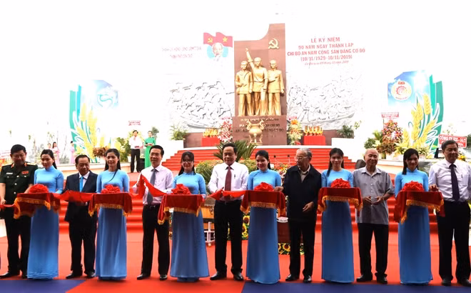Đồng chí Võ Văn Thưởng và các đại biểu dự lễ cắt băng khánh thành khu di tích.