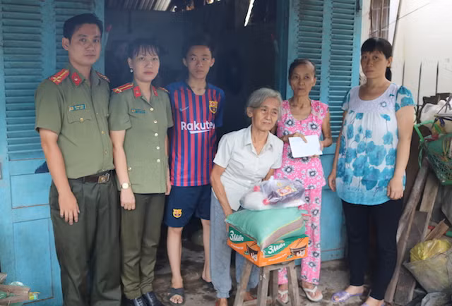 Đại diện Hội phụ nữ phòng Tham mưu tặng quà cho gia đình chị Phụng. Đại diện Hội phụ nữ phòng Tham mưu tặng quà cho gia đình chị Phụng.