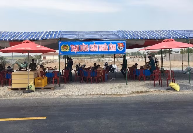 CSGT Công an Hồng Ngự phát nước suối, khăn lạnh cho người dân.