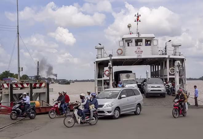 Phà Đình Khao đưa, rước khách phía bờ xã Thanh Đức, huyện Long Hồ.