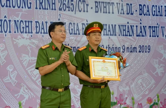 Đại tá Nguyễn Văn Lộc trao giấy khen cho Thiếu tá Huỳnh Văn Non, cán bộ Trại giam Mỹ Phước.