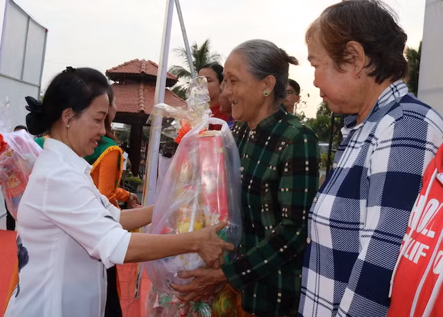 Bà Đặng Tuyết Em, Phó Bí thư Thường trực Tỉnh uỷ Kiên Giang trao quà Tết cho người dân huyện Vĩnh Thuận.