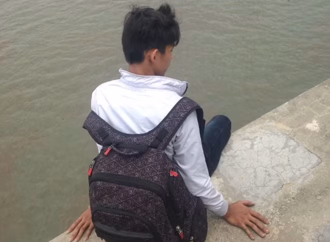 Sau hai giờ đồng hồ được cán bộ Công an phường thuyết phục, nam thanh niên đã từ bỏ ý định nhảy cầu.