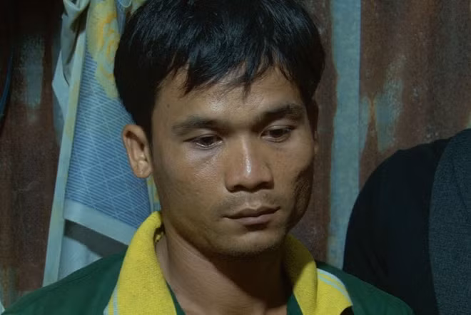 Hồ Thanh Huy cùng số vàng trộm được.