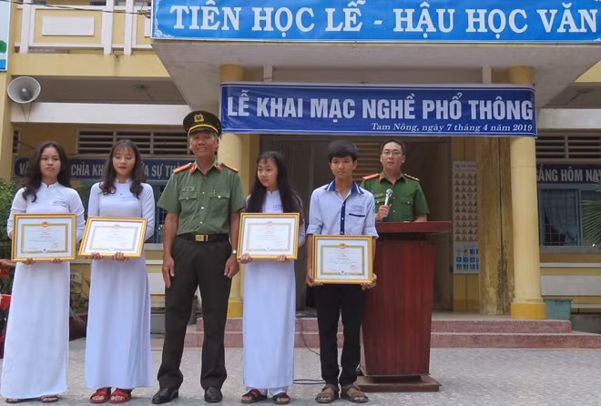 Công an huyện Tam Nông trao khen cho các em học sinh.