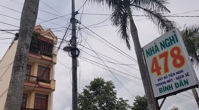 Dây điện, cáp viễn thông câu mắc trong khu dân cư.