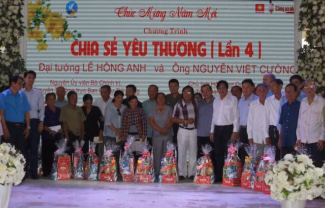Đoàn xã hội từ thiện tại lễ trao quà.