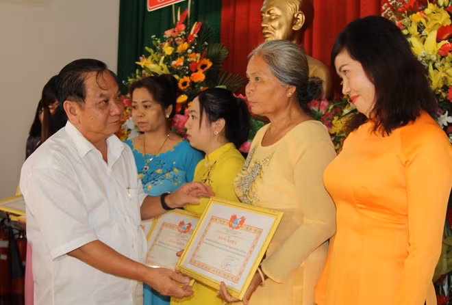 Đồng chí Trần Quốc Trung, Bí thư Thành ủy Cần Thơ tặng bằng khen cho các gương điển hình tiên tiến.