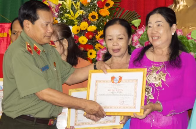Thiếu tướng Nguyễn Văn Thuận, Giám đốc Công an TP Cần Thơ tặng bằng khen cho các gương điển hình tiên tiến.