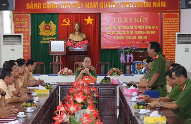 Đại tá Võ Văn Thăng – Phó Giám đốc Công an TP Cần Thơ chủ trì cuộc họp, ký kết công tác phối hợp giữa các đơn vị.