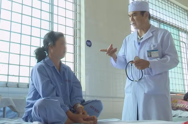 Nữ bệnh nhân được bác sĩ chăm sóc tại bệnh viện.