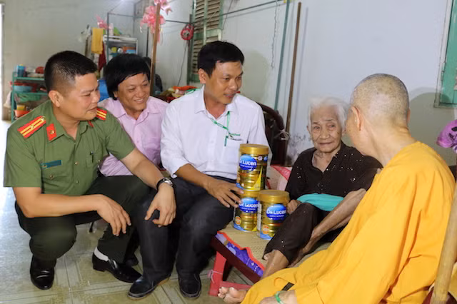 Đoàn công tác thăm hỏi, tặng sữa cho các cụ tại Nhà dưỡng lão.