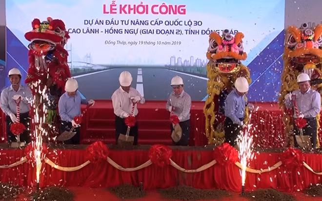 Các đại biểu thực hiện nghi thức khởi công dự án nâng cấp quốc lộ 30.