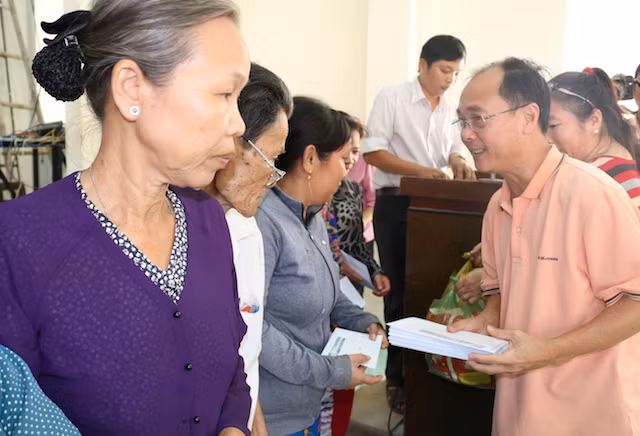 Ông Trần Kim Trác, Bí thư Thị uỷ Cai Lậy trao quà tết cho người dân.