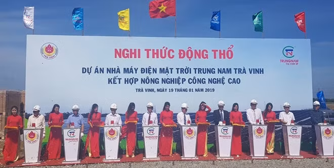Các đại biểu tại lễ động thổ dự án nhà máy nhiệt điện mặt trời.