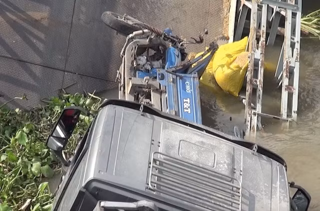 Xe ba gác đang lưu thông cùng xe tải cũng rơi xuống nước.