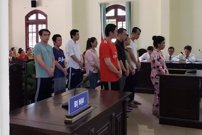 Nhóm bị cáo tại phiên tòa.