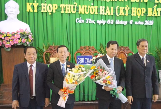 Ông Võ Thành Thống (thứ hai bên trái) và ông Lê Quang Mạnh.