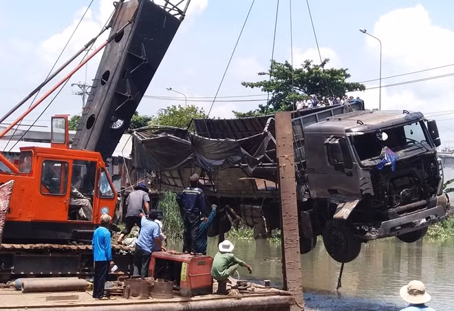 Nguyên nhân chính gây ra sự cố sập cầu do xe quá tải.