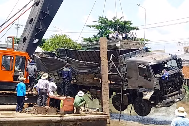 Sau 4 ngày nằm dưới sông, xe tải bị hư hỏng nặng.