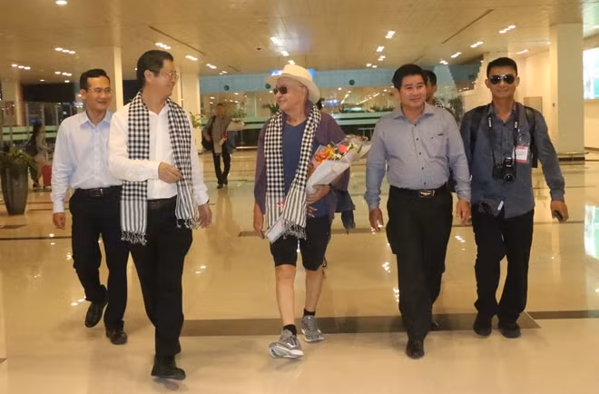 Lãnh đạo TP Cần Thơ trò chuyện với tỷ phú người Anh, trên đường vào phòng khách VIP ở sân bay.