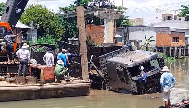 Xe tải được cẩu lên mặt nước.