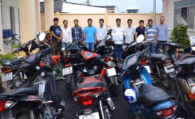 Các đối tượng đá gà tại xã Tân Trung.