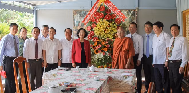 Đồng chí Trương Thị Mai, Trưởng Ban Dân vận Trung ương cùng lãnh đạo TP Cần Thơ thăm, chúc sức khoẻ Hòa thượng Thích Giác Nhường.