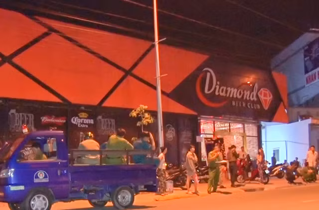 Quán bar Diamond trên đường Nguyễn Văn Thiệt.