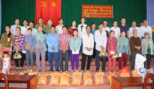 Những phần quà tết được Đoàn công tác xã hội từ thiện trao cho người dân ở Tiền Giang.