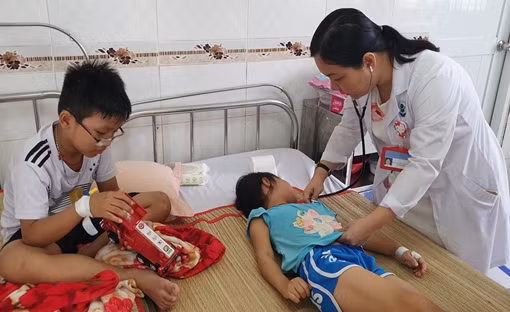 Năm mẹ con ngộ độc thuốc trừ cỏ 