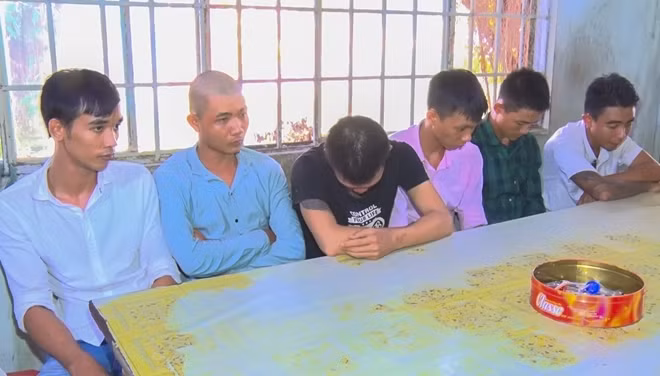Nhóm 6 thanh niên dương tính với ma tuý.
