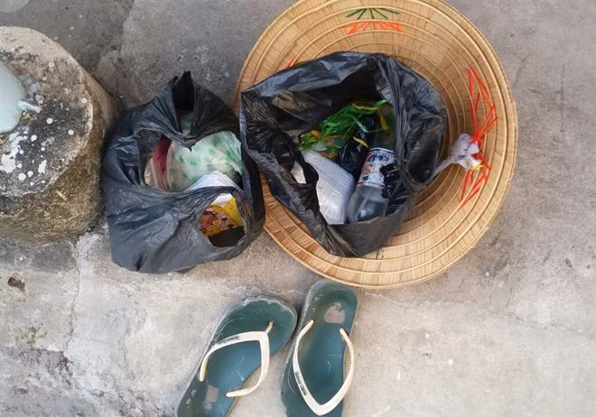 Dép nón lá của nạn nhân tại hiện trường.