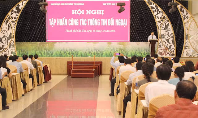 Các đại biểu, phóng viên, biên tập viên dự hội nghị tập huấn.