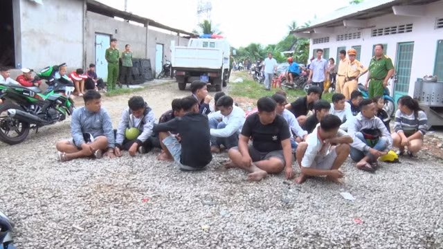 Nhóm thanh niên đua xe bị bắt quả tang. Nhóm thanh niên đua xe bị bắt quả tang.