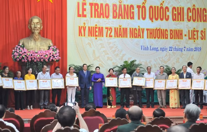 Đồng chí Nguyễn Thị Kim Ngân, Chủ tịch Quốc hội và đồng chí Vũ Đức Đam, Phó Thủ tướng Chính phủ trao Bằng Tổ quốc ghi công cho các thân nhân, gia đình liệt sĩ.