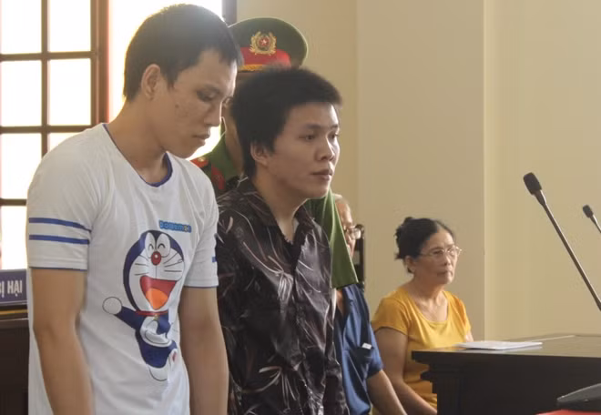 Sáng và Bảo tại phiên tòa.