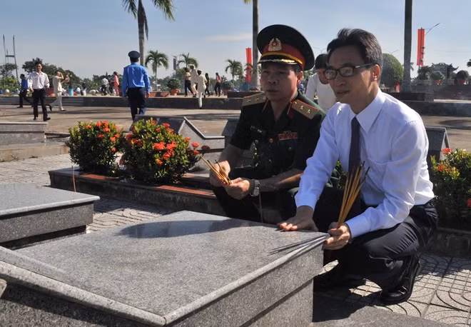 Đồng chí Vũ Đức Đam, Phó Thủ tướng Chính phủ thắp hương các liệt sĩ.