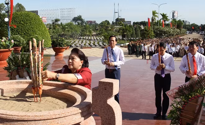 Đồng chí Nguyễn Thị Kim Ngân, Chủ tịch Quốc hội và các đồng chí lãnh đạo dâng hương tại Nghĩa trang liệt sĩ.
