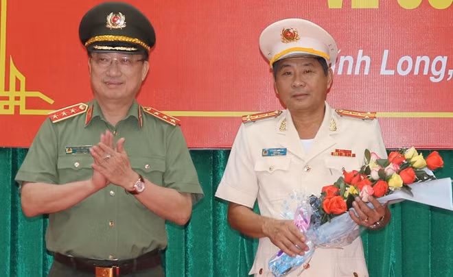 Thượng tướng Nguyễn Văn Thành tặng hoa, chúc mừng Đại tá Nguyễn Văn Hiểu được điều động, bổ nhiệm giữ chức vụ Giám đốc Công an tỉnh Đồng Tháp.