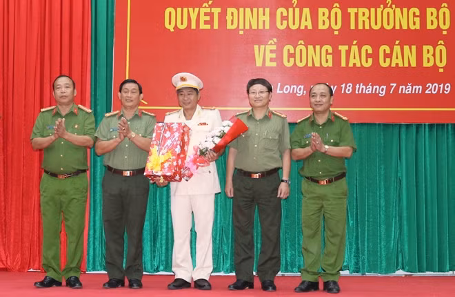 Ban giám đốc Công an tỉnh Vĩnh Long, chúc mừng Đại tá Nguyễn Văn Hiểu nhận nhiệm vụ mới.