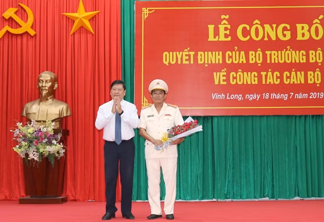 Đồng chí Trần Văn Rón, Bí thư Tỉnh uỷ Vĩnh Long tặng hoa chúc mừng tân Giám đốc Công an tỉnh Vĩnh Long.