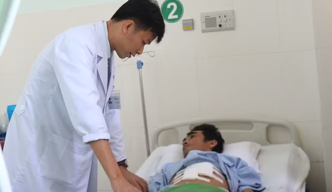 Bác sĩ chăm sóc bệnh nhân, sau phẫu thuật.