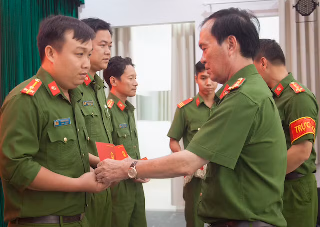 Đại tá Bùi Trọng Thế trao chứng chỉ cho các học viên.
